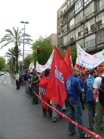 Ibn Gvirol Blvd.: Sicherheitskraft mit Automatikwumme