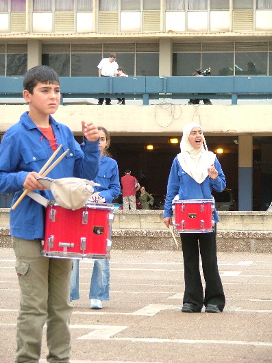 Kein Kopftuchstreit in Tel Aviv. J&uuml;dische und arabische Trommler der Gewerkschaftsjugend.