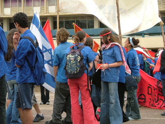 1. Mai-Demo in Tel Aviv: Israelflagge und Pali-Schal d&uuml;rfen nebeneinander laufen