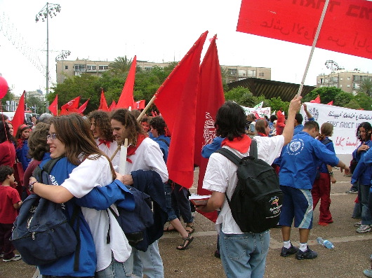 sozialistisch-kommunistische (blau-wei&szlig;) Umarmung auf dem Rabin-Platz
