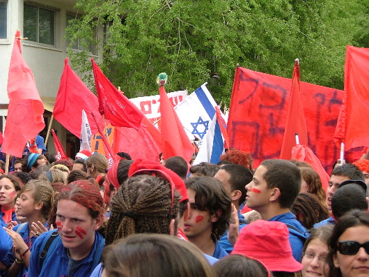 Arbeiterjugend mit Kriegsbemalung