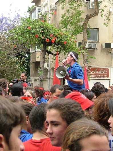 Am 1. Mai tragen in Tel Aviv sogar die B&auml;ume rote Bl&uuml;ten