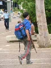Waffengleichheit. Auch die "Arbeitende und Lernende Jugend" darf mit scharfen Waffen rumlaufen.