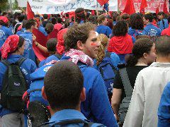 Israelisches Mitglied der Arbeitenden und Lernenden Jugend mit Pali-Tuch