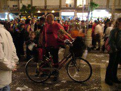 Israelische Kleinfamilie auf Zweirad