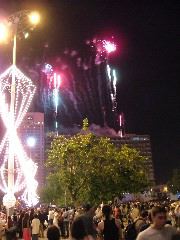 Ein vorbeilaufender Obdachloser rief noch: "Ihr verbrennt das Geld der Armen!"