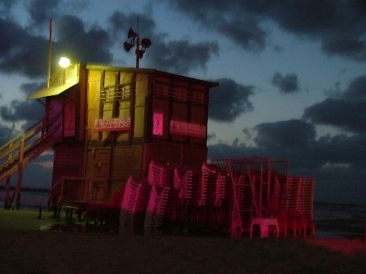 Rettungsschwimmerh&uuml;tte by night