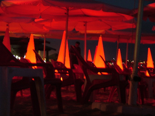 Farbstudie in rot (nach Bier und Sonnenuntergang)