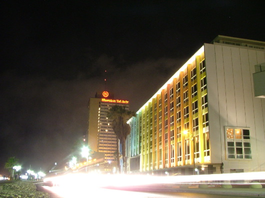 Klassische Langzeitbelichtung mit Autoverkehr