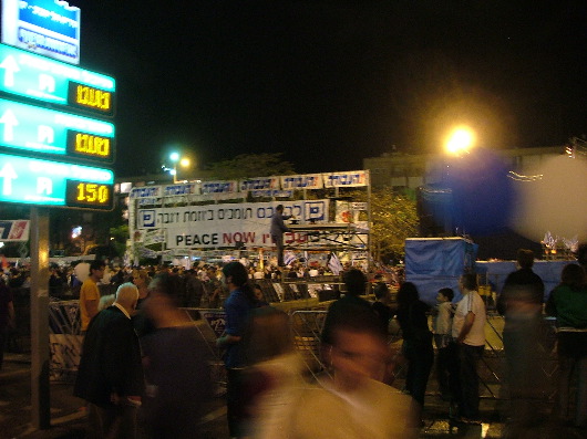 auf deutschen Demos leider fast undenkbar, ohne das die Tr&auml;gerInnen verpr&uuml;gelt werden: Israelfahnen (im Hintergrund)