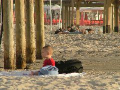 Kind, das nicht bemerkt, dass Leute im Hintergrund komische Sachen machen