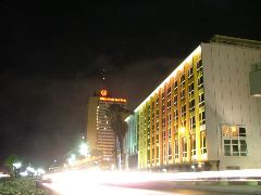 Klassische Langzeitbelichtung mit Autoverkehr