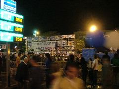 auf deutschen Demos leider fast undenkbar, ohne das die Tr&auml;gerInnen verpr&uuml;gelt werden: Israelfahnen (im Hintergrund)