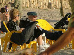 P&auml;rchen am Strand (im Hintergrund: Raubtierf&uuml;tterung)