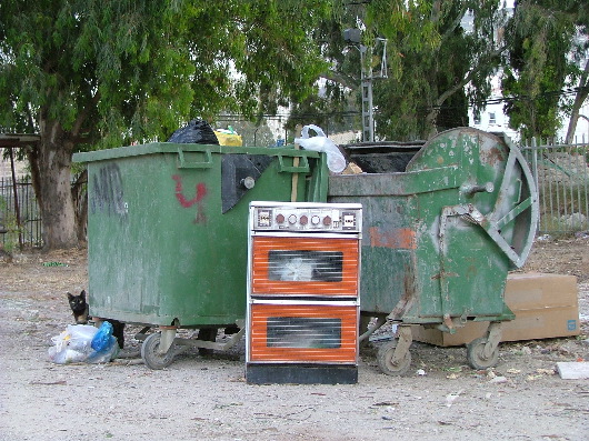 Stilleben mit Backofen und Katze