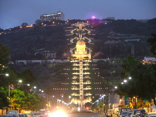 Barhaitempel by night