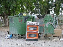 Stilleben mit Backofen und Katze