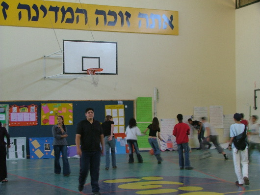 Spontanes Basketballspiel von arabischen und jüdischen Jugendlichen bei Givat Haviva Workshop