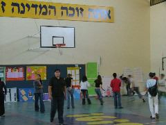 Spontanes Basketballspiel von arabischen und jüdischen Jugendlichen bei Givat Haviva Workshop