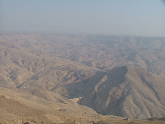 Steine und Sand, soweit das Objektiv reicht