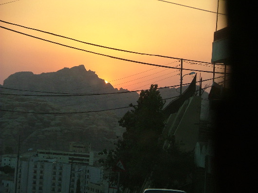 Like Arival: Sonne-hinterm-Berg-verschwinding in Wadi Musa