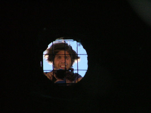 Doof in die Tiefe des Brunnens grinsen...