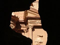 Dort, wo die Schlucht einen ersten Blick auf die alten Grabeskammern von Petra er&ouml;ffnet