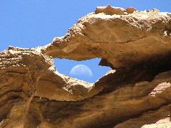 Im Felsen gefangener Halbmond in Petra, Jordanien